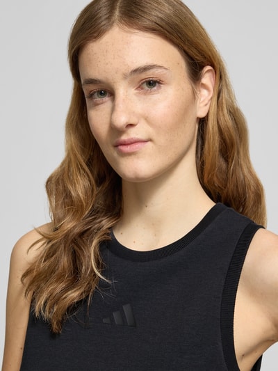 Frauenmodel trägt Regular Fit Top mit Logo-Print von adidas Sportswear, schwarz, elastischer Material-Mix mit Modal, Nahaufnahme Oberkörper.