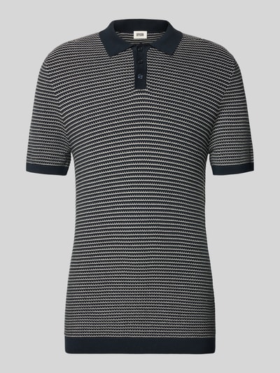 Produktfoto, Slim Fit Strick-Poloshirt in Two-Tone-Machart Modell 'Triton' von Drykorn, Herren Poloshirt aus Reine Baumwolle, Rückenlänge bei Größe M: 69 cm, feine Struktur, dunkle und helle Streifen.