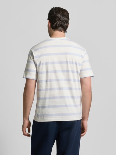 Männermodel trägt T-Shirt mit geripptem Rundhalsausschnitt von MCNEAL, Streifenmuster in Weiß und Hellgrau, Ganzkörperansicht Rückansicht.