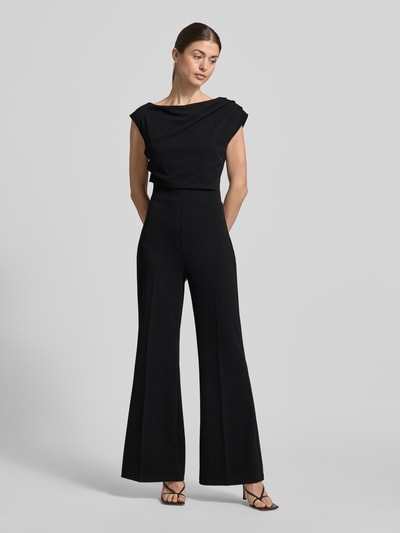Frauenmodel trägt Regular Fit Jumpsuit mit Bügelfalten von Rinascimento in Schwarz, taillierte Passform, Kappärmel, Ganzkörperansicht von vorne.