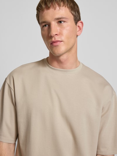 Männermodel trägt Boxy Fit T-Shirt aus Baumwoll-Mix Modell 'CASPIAN AIRFLEX BOXY' von Only & Sons, Optik: Unifarben, Nahaufnahme Oberkörper.