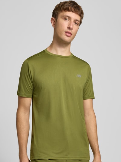 Männermodel trägt olivgrünes T-Shirt mit Label-Print Modell 'ESSENTIAL' von New Balance, glatte Textur, Nahaufnahme Oberkörper, gerader Schnitt, Rundhalsausschnitt, Rückenlänge bei Größe M 71 cm.