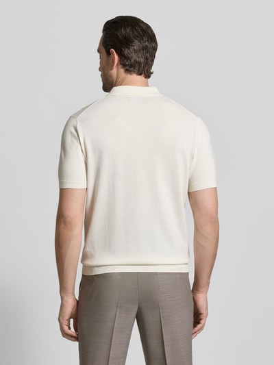 Männermodel trägt Regular Fit Poloshirt in Strick-Optik von Christian Berg Men in Creme, reine Baumwolle, Rückansicht, Ganzkörperansicht Rückansicht.