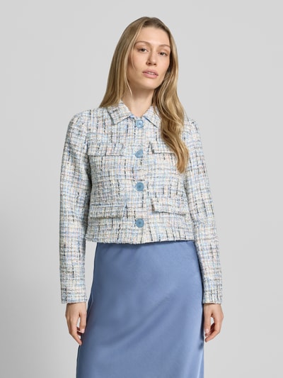 Frauenmodel trägt Regular Fit Blazer in Bouclé-Optik von Rich & Royal, Material-Mix mit Woll-Anteil, hell gemustert, Knopfleiste, Pattentaschen, Umlegekragen, Ganzkörperansicht von vorne. Rückenlänge bei Größe 36: 45 cm, Brustweite: 41 cm, Ärmellänge: 61 cm.