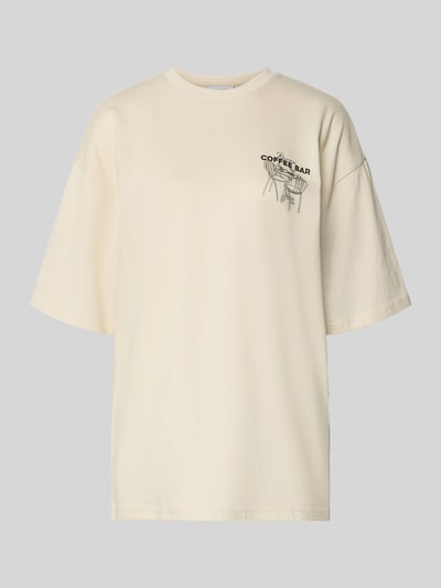 Produktfoto, Oversized T-Shirt mit Statement-Print von REVIEW, Damen T-Shirt aus reiner Baumwolle, Oversize Fit, Rundhalsausschnitt, Rückenlänge 70 cm bei Größe S, helles Beige, glatte Struktur, schlichter Look.