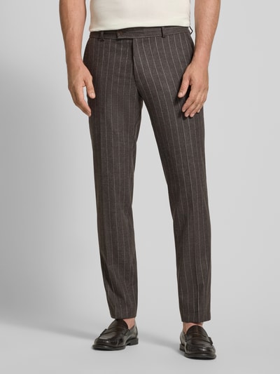 Männermodel trägt rechte, donkerbruine pantalon met krijtstreep van elastische materiaalmix met wol, Model 'Cole' van CG – CLUB of GENTS, Bandplooien, knoop- en ritssluiting, steek- en achterzakken, bandwijdte maat 50: 44 cm, binnenbeenlengte maat 50: 80 cm, vooraanzicht volledige lichaamsopname
