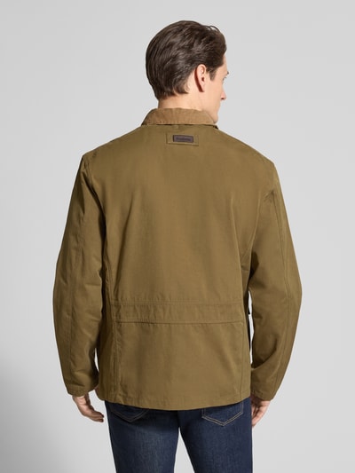 Männermodel trägt Regular Fit Jacke aus Baumwoll-Mix Modell 'SANDERLING' von Barbour in Oliv, Ganzkörperansicht Rückansicht.
