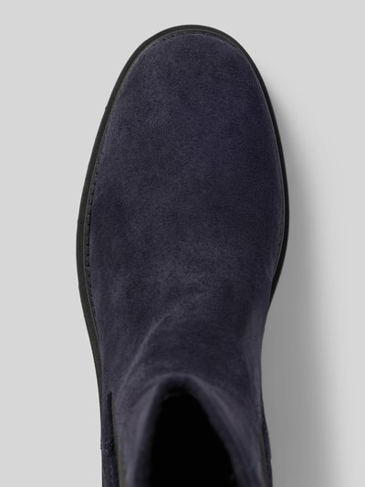 Produktfoto, dunkelblaue Chelseas aus echtem Rindsleder von Tamaris, samtige Textur, runde Form, Damen Chelseas von Tamaris.