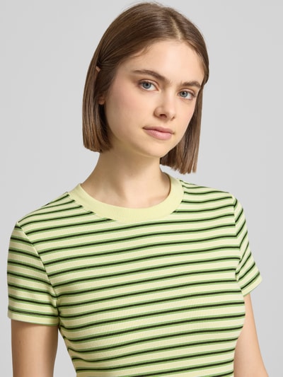 Frauenmodel trägt Slim Fit Damen T-Shirt mit Rundhalsausschnitt Modell 'Sally' von Topshop aus elastischem Baumwoll-Mix, Strukturmuster, Nahaufnahme Oberkörper.