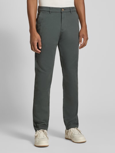Männermodel trägt dunkelgraue Straight Fit Chino aus Baumwoll-Mix von Tom Tailor, Struktur glatt, Ganzkörperansicht von vorne. Herren Chino von Tom Tailor