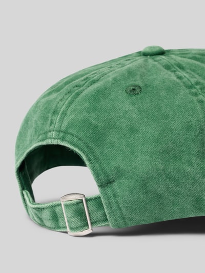 Produktfoto, grüne Basecap aus reiner Bio-Baumwolle Modell 'WINSTON WASHED' von SELECTED HOMME in Melange-Optik mit Motiv-Stitching, eingestickten Luftlöchern, verstärktem Schirm und verstellbarem Riegel.