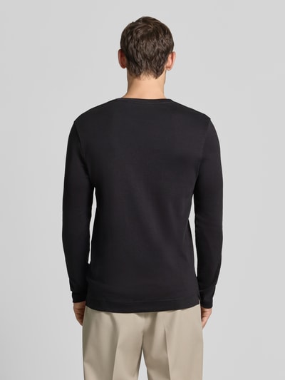 Männermodel trägt Longsleeve mit Rundhalsausschnitt von Christian Berg Men in Schwarz, reine Baumwolle, Slim Fit, Rückenlänge 70 cm, Ganzkörperansicht Rückansicht.