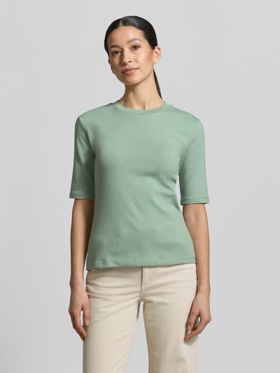 Frauenmodel trägt Slim Fit T-Shirt im Halbarm-Design von Christian Berg Woman in Hellgrün, Baumwoll-Mix, Rundhalsausschnitt, Ganzkörperansicht von vorne.