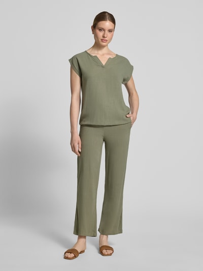 Vrouwenmodel draagt Hose aus Viskose-Leinen-Mix Modell 'Ca44talina' van ZABAIONE, dames broek, relaxed fit, mix van viscose en linnen in olijfgroen, elastische band met tunnelkoord, bandwijdte maat S 36 cm, binnenbeenlengte maat S 75 cm, ganzekörperaanzicht van voren