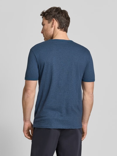Männermodel trägt T-Shirt mit Rundhals aus Baumwoll-Mix von Tom Tailor Denim, Optik: Unifarben, Passform: Regular-Fit, Ärmelform: Kurzarm, Ganzkörperansicht Rückansicht