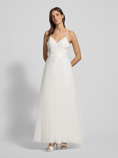 Modelka kobieca nosi Brautkleid mit floralen Stickereien od Mascara, białe, rozkloszowana spódnica, kwiatowe hafty, całkowity widok z przodu. Tafty, przezroczysta góra i halka, dekolt w kształcie serca, zapięcie na zamek i haftki z tyłu, w komplecie etola, fason dopasowany w talii, długość dla rozmiaru 36: 122 cm, obwód biustu: 36 cm.