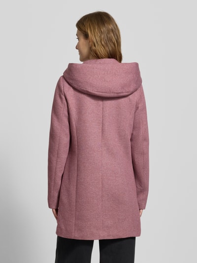 Frauenmodel trägt taillierten Mantel mit Kapuze Modell 'SEDONA' von Only in unifarbener Melange-Optik, Ganzkörperansicht Rückansicht.
