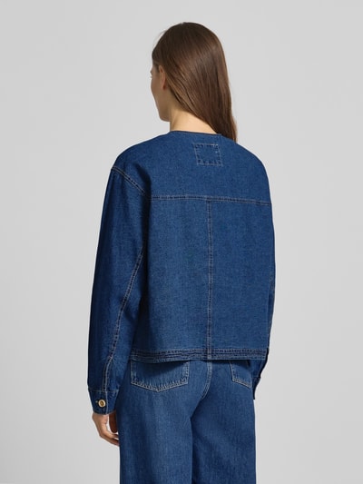 Vrouwenmodel draagt Regular Fit Leinenjacke in Denim-Optik van Christian Berg Woman, mix van katoen en linnen, klepzak, knoopsluiting, ronde hals, denimlook, ruglengte 55 cm bij maat 36, mouwlengte 60 cm bij maat 36, ganzekörperansicht rückansicht.