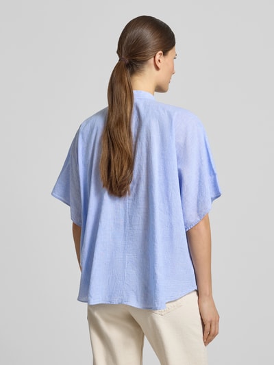 Kobiece modelka ma na sobie Relaxed Fit Bluzkę z falbanami model 'DAISY' od 0039 Italy, mieszanka lnu i bawełny, jasnoniebieska, tył, całopostaciowe ujęcie