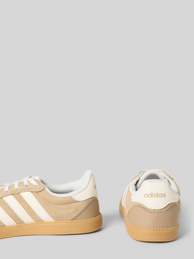 Produktfoto, Sneakersy z naturalnej skóry z zaokrąglonym czubkiem, wiązaniem, gumową podeszwą, model 'BREAKNET SLEEK' od adidas Sportswear, wysokość obcasa 2 cm, wysokość cholewki 7 cm, szerokość cholewki 6 cm.