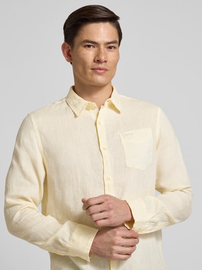 Männermodel trägt Regular Fit Leinenhemd mit Kentkragen und Brusttasche von Guess in Creme, aus reinem Leinen, Nahaufnahme Oberkörper.