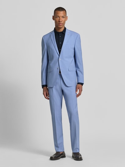 Männermodel trägt Slim Fit Business-Hemd mit Kentkragen von Roy Robson aus Reine Baumwolle in Schwarz, Ganzkörperansicht von vorne. Rückenlänge bei Größe 40: 74 cm, Schulterbreite 44 cm, Ärmellänge 68 cm, Sportmanschetten, Knopfleiste.