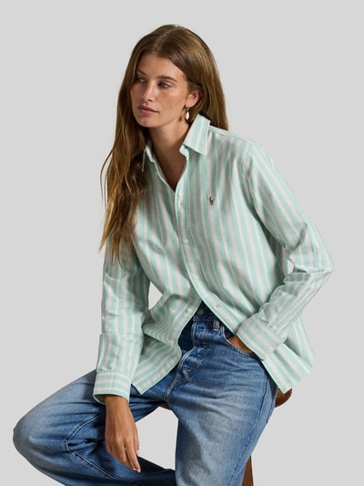 Kobiece model prezentuje Regular Fit Hemdbluse aus reiner Baumwolle von Polo Ralph Lauren, wzór w paski, wyhaftowane logo, krój regular fit, kołnierzyk koszulowy, listwa guzikowa, długi rękaw, mankiet, wykończenie materiału: Oxford, bawełna, Efekt: wzór na całej powierzchni, ujęcie: z przodu, górna część ciała