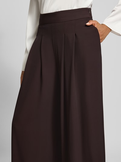 Vrouwenmodel draagt Wide Leg Stoffhose met Reißverschlusstaschen van Rinascimento, Materiaalmix met stretch, zijritszakken, comfortband, Binnenbeenlengte maat S 82 cm, Bandwijdte maat S 37 cm, detailopname heupen en bovenbeen