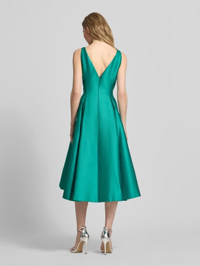 Modelka nosi sukienkę koktajlową 'Cocktailkleid mit Rundhalsausschnitt' od Adrianna Papell z satyny, taliowany krój, sukienka midi, okrągły dekolt, drapowania, długość tyłu w rozmiarze 36: 110 cm, szerokość w rozmiarze 36: 45 cm, widok całej sylwetki z tyłu.