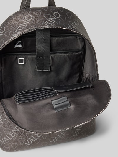 Produktfoto, Rucksack in Leder-Optik Modell 'Zafir' von VALENTINO BAGS in Grautönen mit Logo-Muster, Steckfach und Reißverschlussfächer, Innenansicht