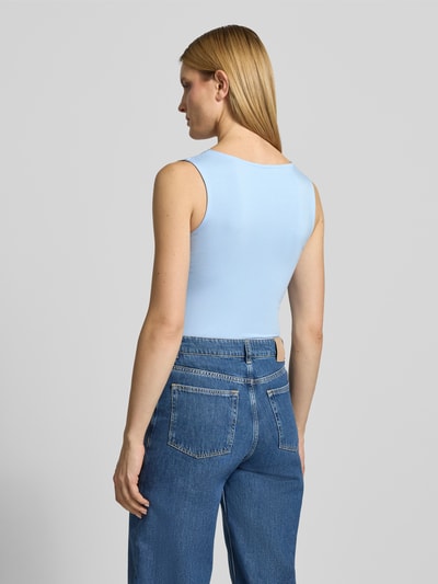 Vrouwenmodel draagt lichtblauw dames top van Soyaconcept, slim fit van mix van lyocell en elastaan, model 'Marica', ruglengte bij maat S 60 cm, rugaanzicht, ganzekörperansicht rückansicht.
