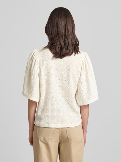 Männermodel trägt Blusenshirt mit Lochstickerei Modell 'KIONA' von FREE/QUENT, mieszanka materiałów z dodatkiem streczu, krój regular fit, okrągły dekolt, długość tyłu w rozmiarze S 55 cm, długość rękawów w rozmiarze S 33 cm, kremowe i beżowe kolory, tekstura haft angielski, widoczna struktura materiału, Ganzkörperansicht Rückansicht.