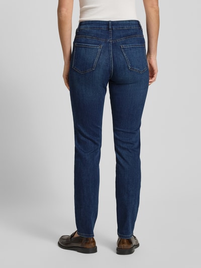 Frauenmodel trägt Skinny Fit Jeans mit 5-Pocket-Design von Christian Berg Woman im Baumwoll-Viskose-Mix mit Stretch-Anteil, Ganzkörperansicht Rückansicht.