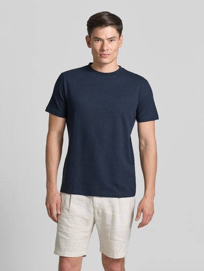 Männermodel trägt Herren T-Shirt mit Strukturmuster und Logo-Stitching von Lerros, dunkelblau, Baumwoll-Mix mit Stretch-Anteil, Regular-Fit, Rundhalsausschnitt, Rückenlänge bei Größe M 75 cm, Ganzkörperansicht von vorne.