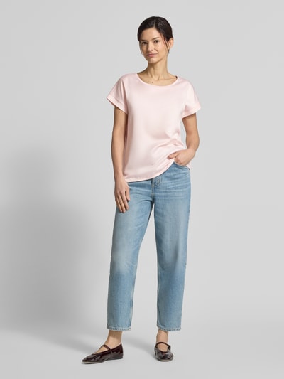 Vrouwenmodel draagt T-Shirt met ronde hals Taila van JOOP! in lichtroze, viscose-elastaanmix, regular fit, voorkant volledig zichtbaar