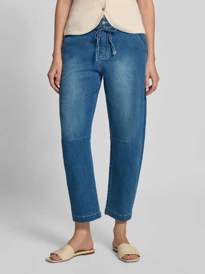 Frauenmodel trägt Jeans mit Eingrifftaschen und Bindegürtel von Buena Vista im Straight Fit, hellblauer Baumwoll-Mix mit Stretch, Nahaufnahme Oberkörper bis Knöchel.
