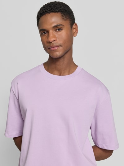 Männermodel trägt Oversized T-Shirt mit Rundhalsausschnitt von Lindbergh in Helllila, Reine Baumwolle, Rückenlänge 69 cm, Nahaufnahme Oberkörper.