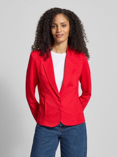 Frauenmodel trägt Slim Fit Blazer mit Viskose-Anteil Modell 'Nanni' von FREE/QUENT in Rot, Doppelknopfleiste, Reverskragen, Ganzkörperansicht von vorne.