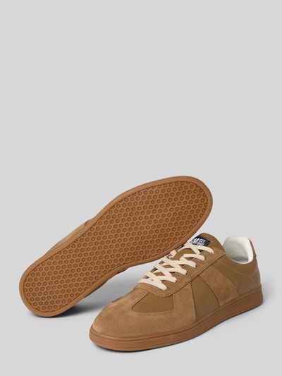 Produktfoto, Sneaker aus Leder mit Schnürung Modell 'Waltor' von Steve Madden in Braun mit abgerundeter Spitze, Label-Detail, 3 cm Absatzhöhe, 8 cm Schafthöhe und Schaftweite in Größe 44, strukturierte Gummisohle, Echtleder, Herren Sneaker