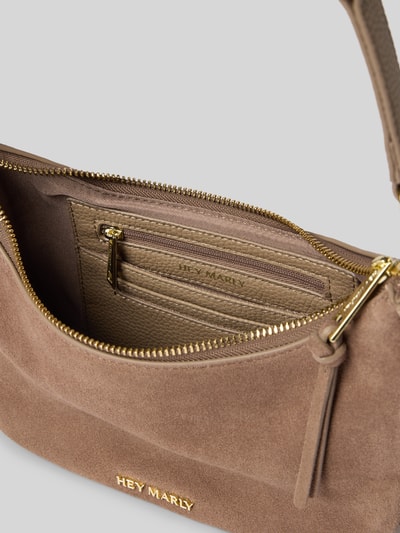 Produktfoto, Shoulder Bag aus echtem Kalbsleder Modell 'Lifetime Sister' von Hey Marly in Beige mit Reißverschluss, Logo-Detail und goldfarbener Metall-Applikation, samtige Textur, Innenfach mit Kartenfächern und abnehmbarem Schulterriemen, Maße: 26x18x7 cm, Länge Schulterriemen 88 cm.