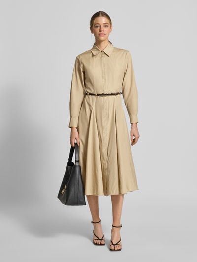 Frauenmodel trägt Regular Fit Blusenkleid aus reiner Baumwolle Modell 'STAFFETTO' von Max Mara Studio in Beige mit Hemdblusenkragen und Gürtel, Ganzkörperansicht von vorne.