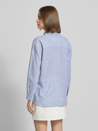 Frauenmodel trägt Relaxed Fit Hemdbluse aus Leinen-Baumwoll-Mix Modell 'BERNANY' von Pepe Jeans, Optik:Allover-Muster, gestreift, Label-Stitching-Applikation, Hemdkragen, einreihige Knopfleiste, Langarm, Manschette, Rückansicht Ganzkörperansicht.