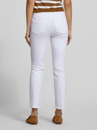 Frauenmodel trägt Slim Fit Jeans in verkürzter Passform mit Eingrifftaschen von Christian Berg Woman, Baumwoll-Elasthan-Mix, Ganzkörperansicht Rückansicht.