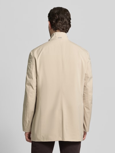 Männermodel trägt Mantel mit durchgehender Knopfleiste von CINQUE in Beige, Gerade Passform, Rückansicht, glatte Textur.