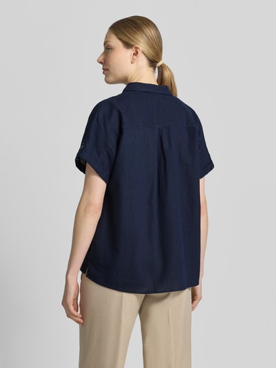 Frauenmodel trägt Relaxed Fit Bluse aus Leinen-Viskose-Mix Modell 'Lava' von FREE/QUENT in Dunkelblau, Kombi mit beige Hose, Ganzkörperansicht Rückansicht, Hemdblusenkragen und Knopfleiste, Rückenlänge 55 cm, Ärmellänge 12 cm, strukturierte Textur.