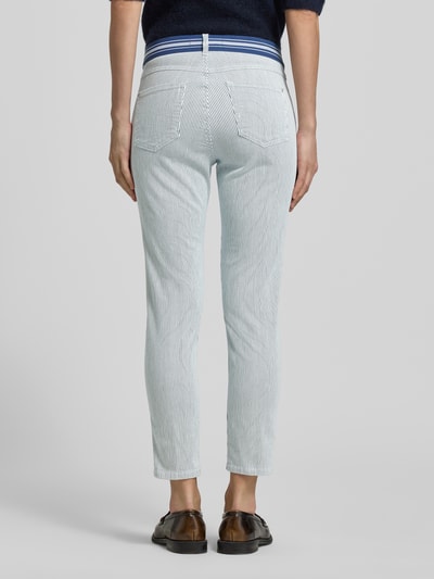 Vrouwenmodel draagt Slim Fit Jeans met elastische tailleband model 'Ornella' van Angels, lichte katoenmix, zakken, achteraanzicht volledige lengte.