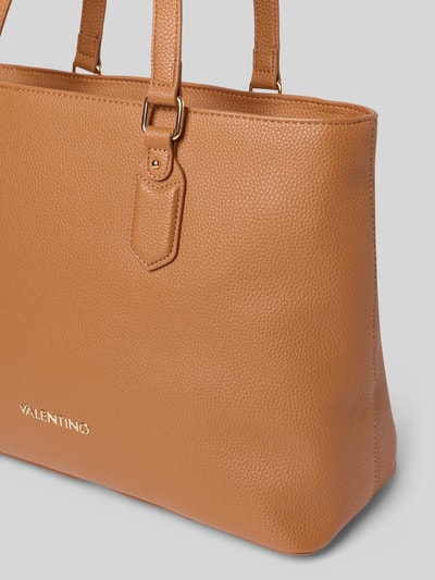 Produktfoto, Shopping Bag mit Logo-Applikation Modell 'Brixton' von VALENTINO BAGS, Leder-Optik in Cognac, strukturierte Oberfläche, goldene Details