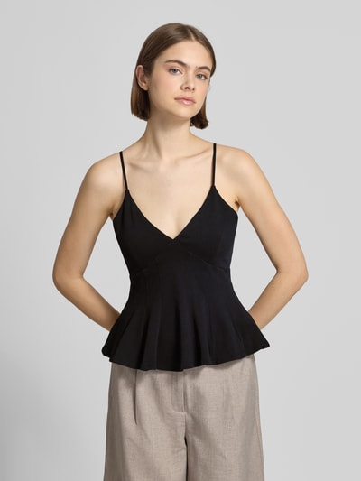 Frauenmodel trägt Trägertop mit V-Ausschnitt Modell 'Peplum' von Gina Tricot aus Reine Baumwolle, Taillierter Schnitt, schwarze Farbe, Ganzkörperansicht von vorne.