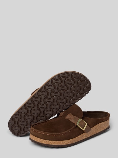 Produktfoto, Hausschuhe aus echtem Veloursleder Modell 'Buckley' von Birkenstock für Damen, braune Farbe, abgerundete Passform, offene Ferse, strukturierte Laufsohle, Absatzhöhe 4 cm und Schaftweite 7 cm bei Größe 40, natürliche Wildleder-Textur.