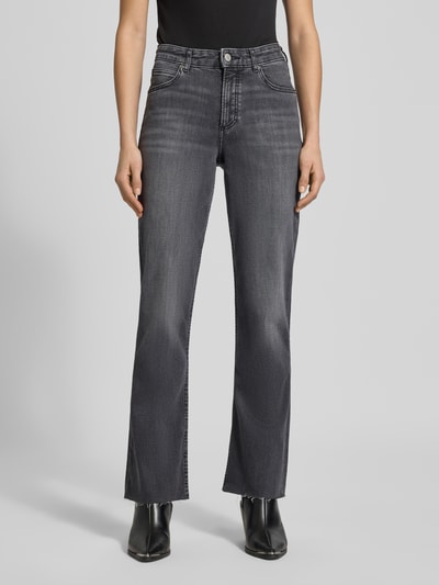 Frauenmodel trägt Flared Fit High Rise Jeans aus Baumwoll-Mix Modell 'KIRUNA' von Marc O'Polo, dunkle Unifarbe, Ganzkörperansicht von vorne.